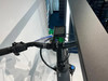 Detail eines E-Bike-Lenkers mit Bosch-Display und Schalthebelbedienung.