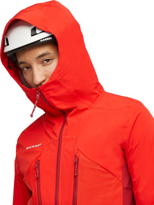 Mann in roter Kapuzenjacke mit Helm, Nahaufnahme des Gesichts. Mann in roter Kapuzenjacke mit Helm, Nahaufnahme des Gesichts.