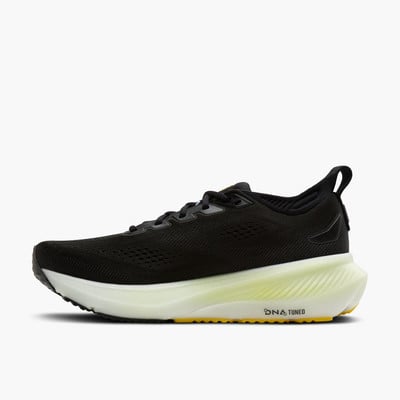 Černá běžecká bota s bílou a žlutou podrážkou. Černá běžecká bota s bílou a žlutou podrážkou.