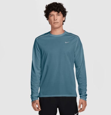 Ein Mann in einem blauen Langarmshirt und schwarzer Hose steht mit den Armen am Körper. Ein Mann in einem blauen Langarmshirt und schwarzer Hose steht mit den Armen am Körper.