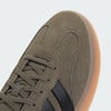 Detail tenisky Adidas se semišovým svrškem a gumovou podrážkou.