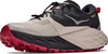 Beige und schwarze Hoka Trailrunning-Schuhe mit roter Sohle und Schnellverschluss.