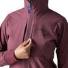 Detail einer Patagonia-Jacke mit einer Hand, die den Reißverschluss schließt, dunkelrosa.