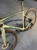 Grüner Specialized Fahrradrahmen mit Roval-Felgen und Scheibenbremsen.