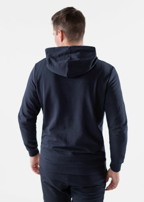 Rückansicht eines Mannes in einem dunkelblauen Kapuzenpullover und Hose. Rückansicht eines Mannes in einem dunkelblauen Kapuzenpullover und Hose.