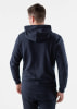 Rückansicht eines Mannes in einem dunkelblauen Kapuzenpullover und Hose.