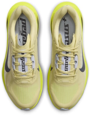 Világossárga Nike futócipők sötétszürke pipával és sárga díszítéssel.