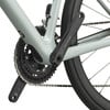 Detail eines Fahrradhinterrads mit Kette und Shimano 105 Kurbeln.
