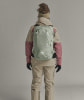 Rückansicht einer Person mit einem Ortovox-Rucksack in Bergsteigerkleidung.