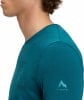 Detail eines T-Shirts mit Bergmotiv und McKinley-Logo.