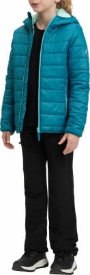 Mädchen in blauer Daunenjacke mit Kapuze und schwarzer Hose. Mädchen in blauer Daunenjacke mit Kapuze und schwarzer Hose.