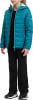 Mädchen in blauer Daunenjacke mit Kapuze und schwarzer Hose.