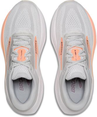 Oberansicht eines Paares grauer Laufschuhe mit orangefarbenen Akzenten. Oberansicht eines Paares grauer Laufschuhe mit orangefarbenen Akzenten.