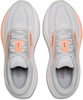 Oberansicht eines Paares grauer Laufschuhe mit orangefarbenen Akzenten.