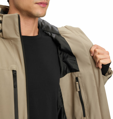 Mann in beiger Jacke mit schwarzem T-Shirt und Innentaschen. Mann in beiger Jacke mit schwarzem T-Shirt und Innentaschen.
