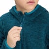 Ein Kind schließt einen dunkelblauen Fleece-Reißverschluss.