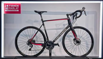 Schwarzes Guerciotti Rennrad mit roten Akzenten und Firmenlogo.
