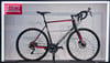 Schwarzes Guerciotti Rennrad mit roten Akzenten und Firmenlogo.
