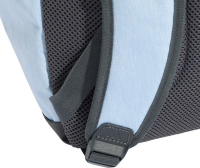 Detail der Rückseite eines Rucksacks mit atmungsaktivem Netz und Gurten.