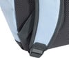 Detail der Rückseite eines Rucksacks mit atmungsaktivem Netz und Gurten.
