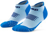 Blaue und weiße Sportsocken mit Markenlogo und rutschfester Sohle.