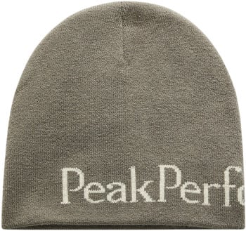 Graue Strickmütze mit weißem Peak Performance Schriftzug.