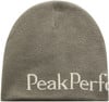 Graue Strickmütze mit weißem Peak Performance Schriftzug.