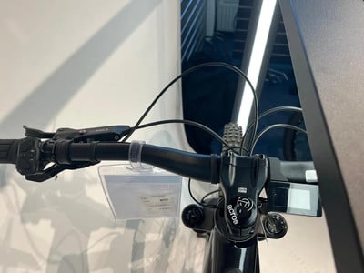 Detail des E-Bike-Lenkers mit Display und Bremshebeln. Detail des E-Bike-Lenkers mit Display und Bremshebeln.