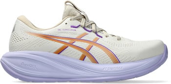 Beige ASICS Laufschuhe mit lila und orangefarbenen Akzenten und einer dicken Sohle.