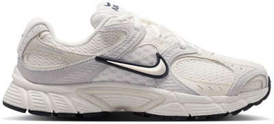 Fehér Nike cipő bézs és szürke részletekkel és fekete logóval Fehér Nike cipő bézs és szürke részletekkel és fekete logóval