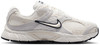 Fehér Nike cipő bézs és szürke részletekkel és fekete logóval