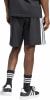 Herren-Shorts in Schwarz von Adidas mit weißen Streifen und passende weiße Socken.