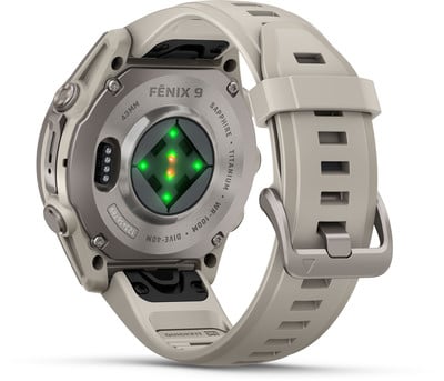 Rückseite einer Garmin Fenix 9 Smartwatch mit Herzfrequenzmesser und Armband. Rückseite einer Garmin Fenix 9 Smartwatch mit Herzfrequenzmesser und Armband.