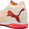 Cremefarbene Puma Fußballschuhe mit rotem Logo und Sohle.