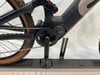 Detail eines Mountainbike-E-Bikes mit Kette, Kurbel und Motor.