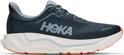 Herren-Laufschuh von Hoka in Dunkelblau mit orangefarbener Sohle.