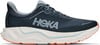 Herren-Laufschuh von Hoka in Dunkelblau mit orangefarbener Sohle.