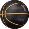 Schwarzer Basketball mit orangen Streifen und Logo.