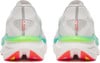 Rückansicht von weißen Laufschuhen mit neongrünen und türkisfarbenen Details.