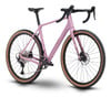 Ein rosafarbenes Gravelbike mit schwarzen Details und breiten Reifen.