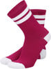Zwei dunkelrosa Socken mit weißen Streifen und weißer Spitze.