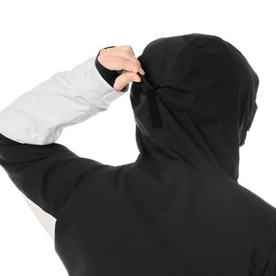 Rückseite einer Kapuzenjacke, eine Hand verstellt Klettverschluss an der Kapuze. Rückseite einer Kapuzenjacke, eine Hand verstellt Klettverschluss an der Kapuze.