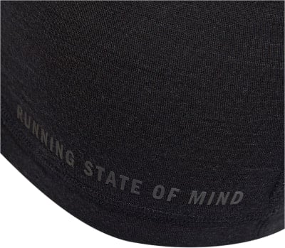 Schwarzes T-Shirt mit der Aufschrift RUNNING STATE OF MIND. Schwarzes T-Shirt mit der Aufschrift RUNNING STATE OF MIND.
