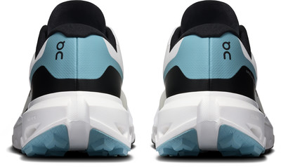 Rückansicht eines Paares Laufschuhe mit blauen und schwarzen Details. Rückansicht eines Paares Laufschuhe mit blauen und schwarzen Details.