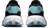 Rückansicht eines Paares Laufschuhe mit blauen und schwarzen Details.