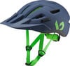 Ein blauer Fahrradhelm mit dunkelblauen und grünen Akzenten und Riemen.