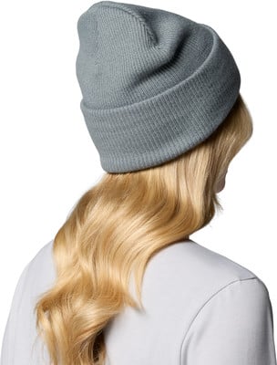Mädchen mit blondem Haar trägt eine graue Mütze und ein weißes T-Shirt. Mädchen mit blondem Haar trägt eine graue Mütze und ein weißes T-Shirt.