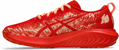 Roter Laufschuh mit orangefarbenen Schnürsenkeln und hellem Muster.