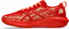 Roter Laufschuh mit orangefarbenen Schnürsenkeln und hellem Muster.