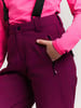Detail einer Skihose mit pinker Jacke und schwarzen Hosenträgern.